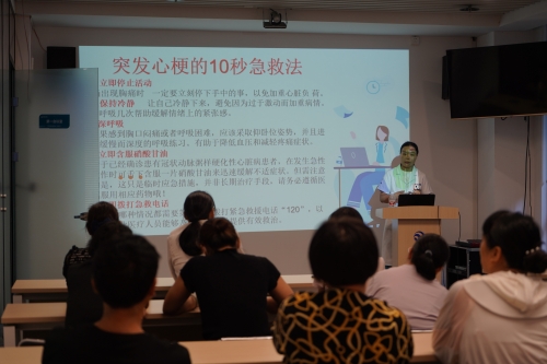 河南分公司邀請健康專家舉辦“心腦血管疾病防治與健康管理”講座，醫(yī)生深入淺出地講解了夏季血壓、血糖、血脂波動的風(fēng)險因素及科學(xué)管理策略，指導(dǎo)老年人日常飲食調(diào)節(jié)、適度運(yùn)動安排和規(guī)律作息的重要性，為居民筑起健康防線。